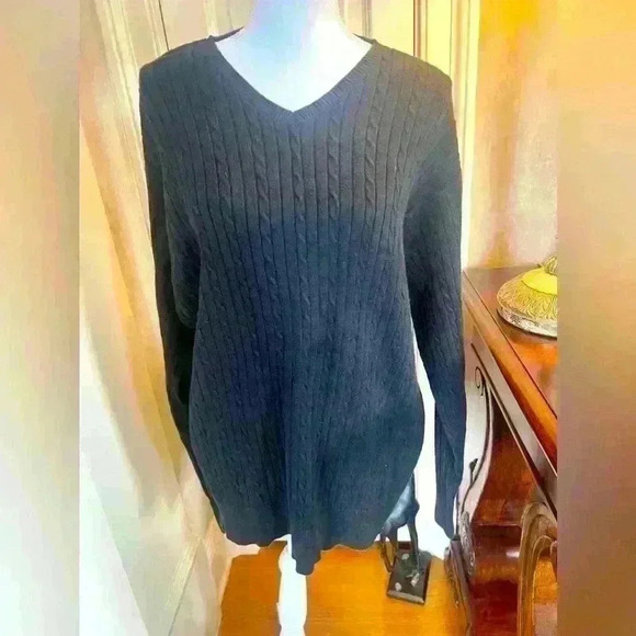 Izod Large black mens v neck sweater. Excellent condition. No imperfections - Picture 3 of 11